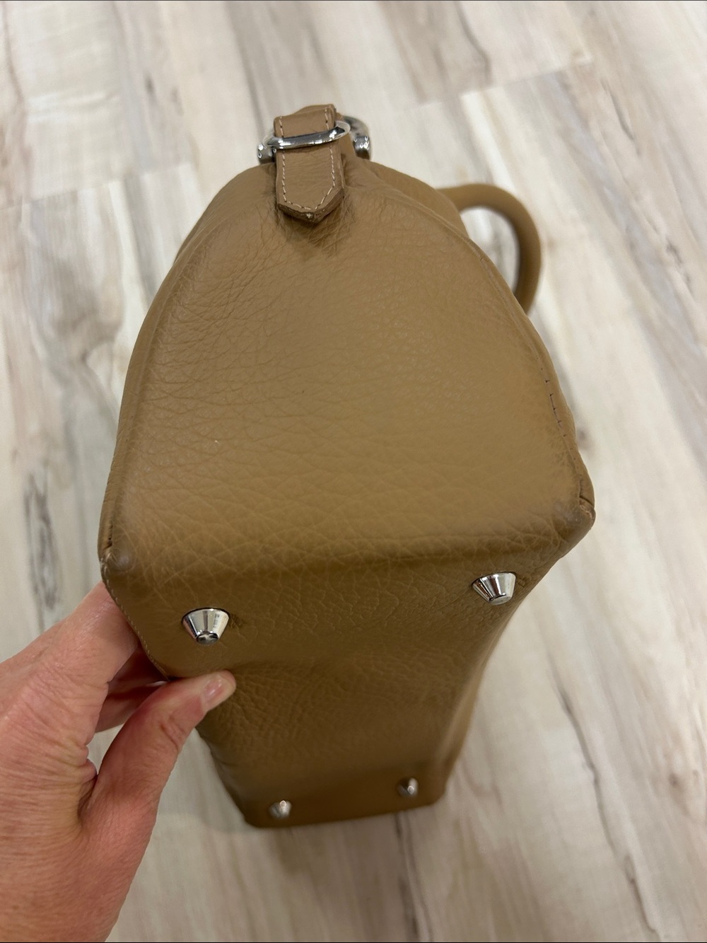 Mario Bruni Satchel in pebble leather Camel Brown with Ring-Detail Closure image 5